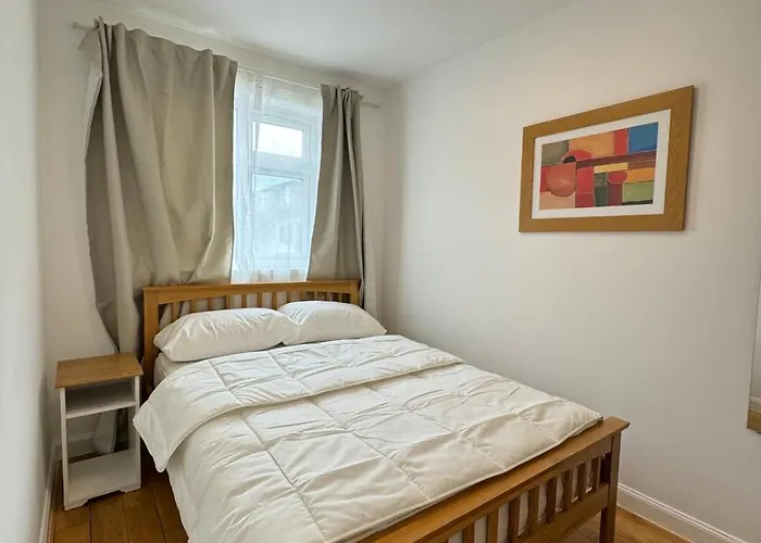 Spacious 4Bd Home Near Excel London!