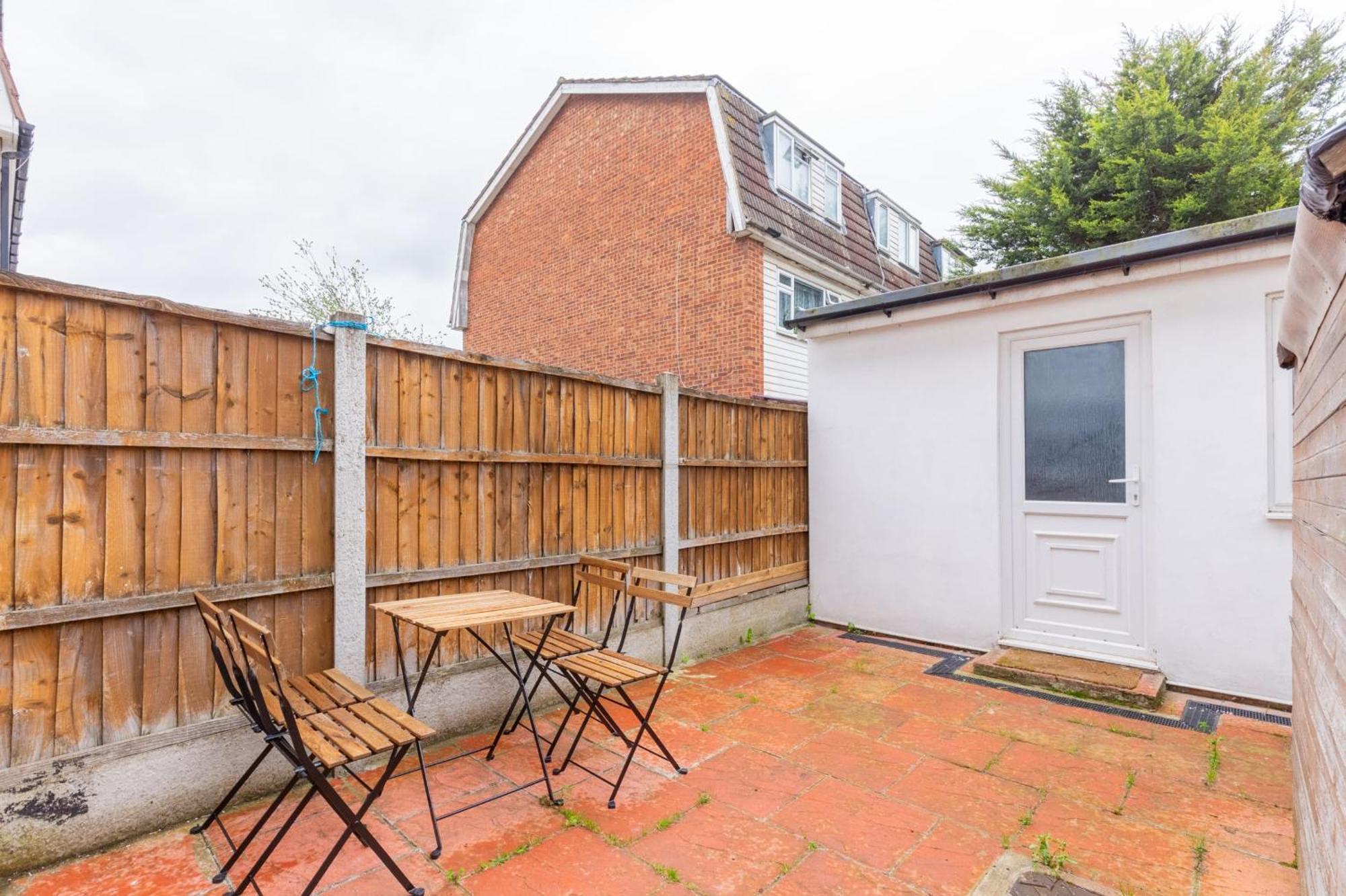 Spacious 4bd Near Excel London!