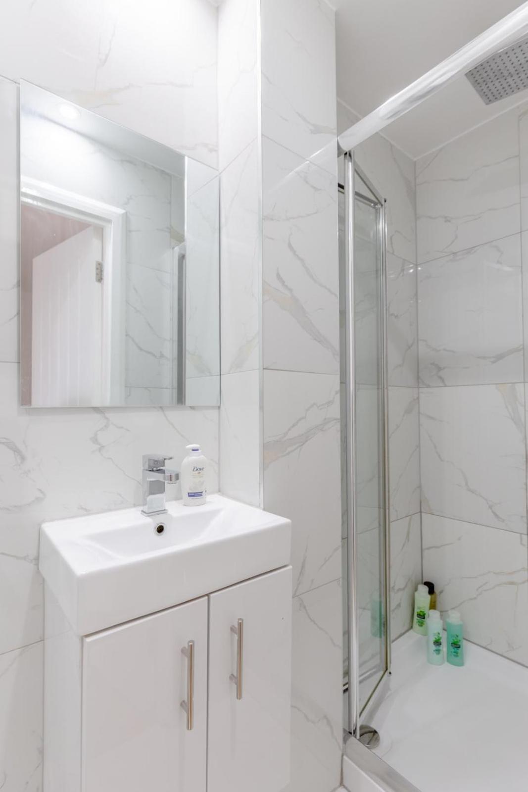 Spacious 4bd Near Excel London! *