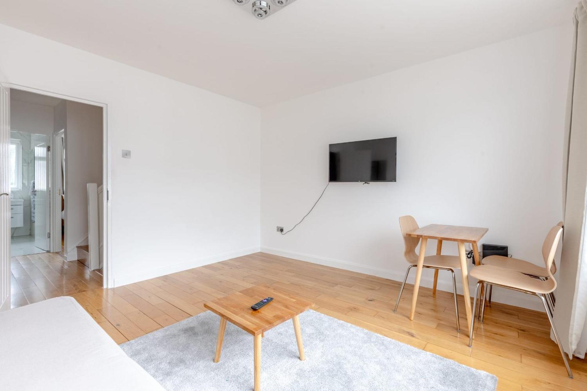 Spacious 4bd Near Excel London! * Londra