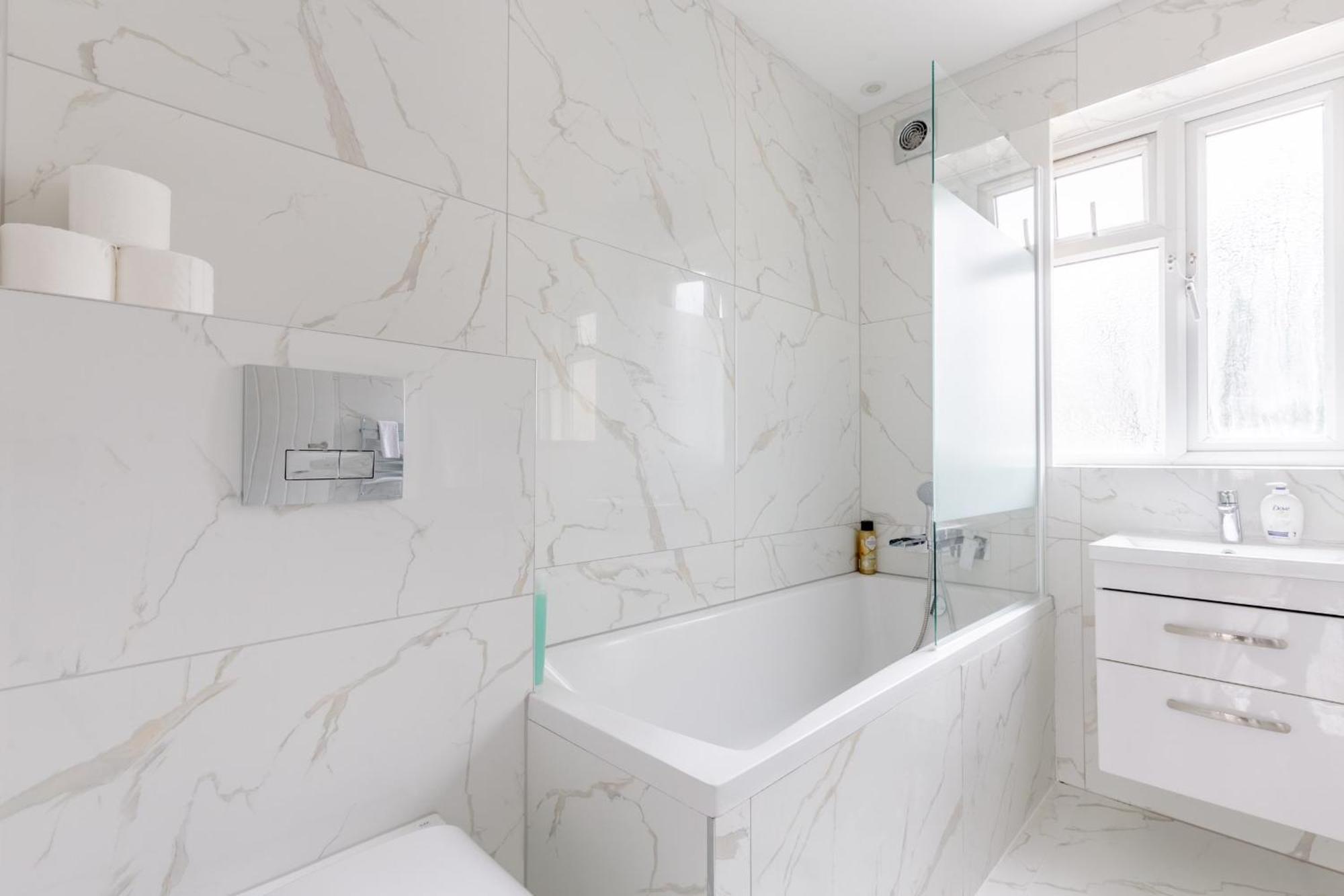 Spacious 4bd Near Excel London!
